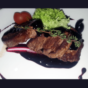 МЕДАЛЬОНИ З ТЕЛЯТИНИ З ЖУРАВЛИНИМ СОУСОМ