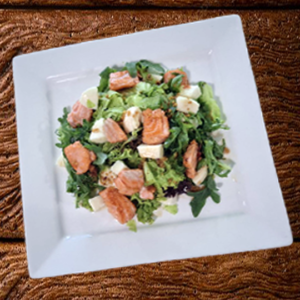 Мікс-салат з сьомгою та міні-моцарелою